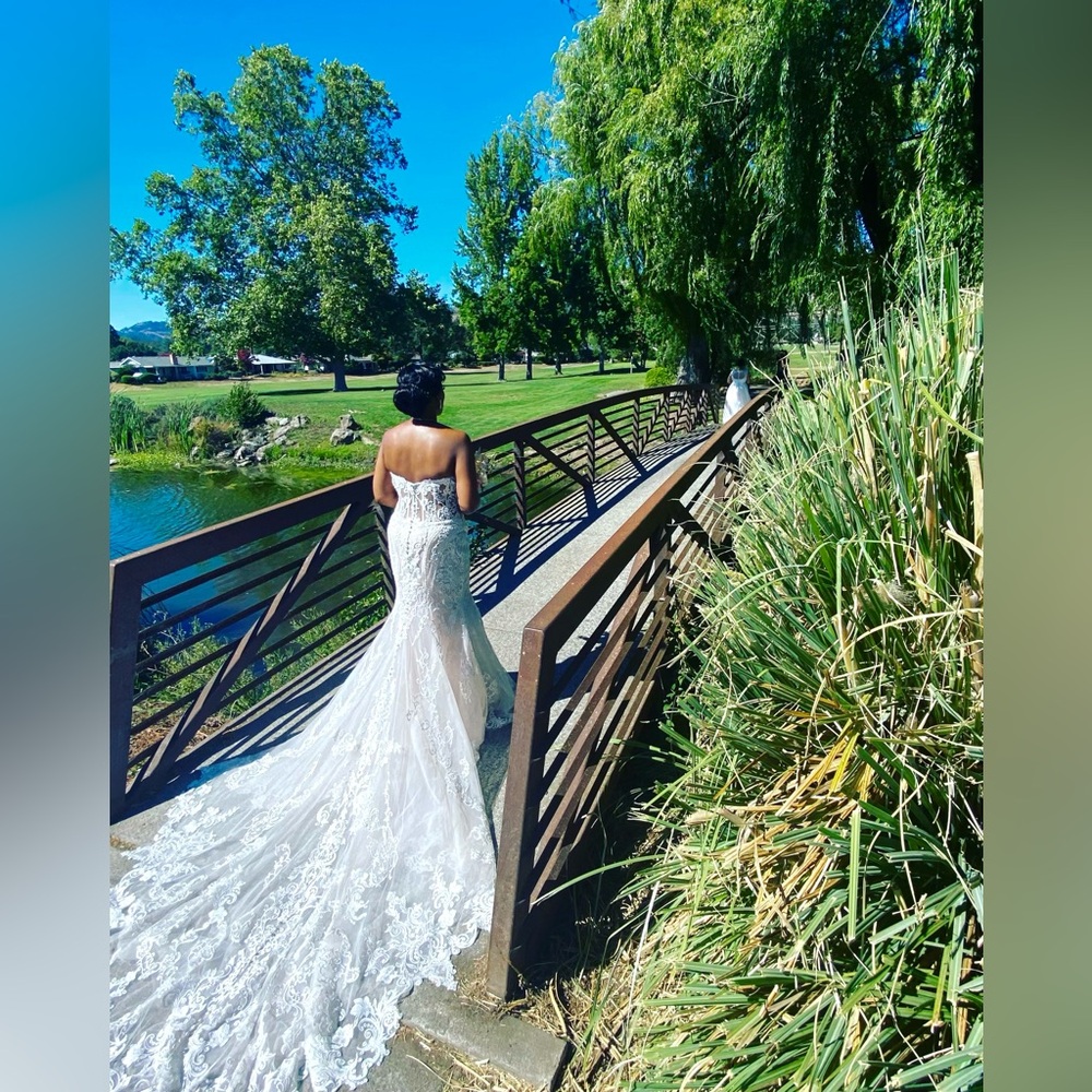 🚨Authentic Allure Wedding Gown and Cathedral-length Veil -💍💒